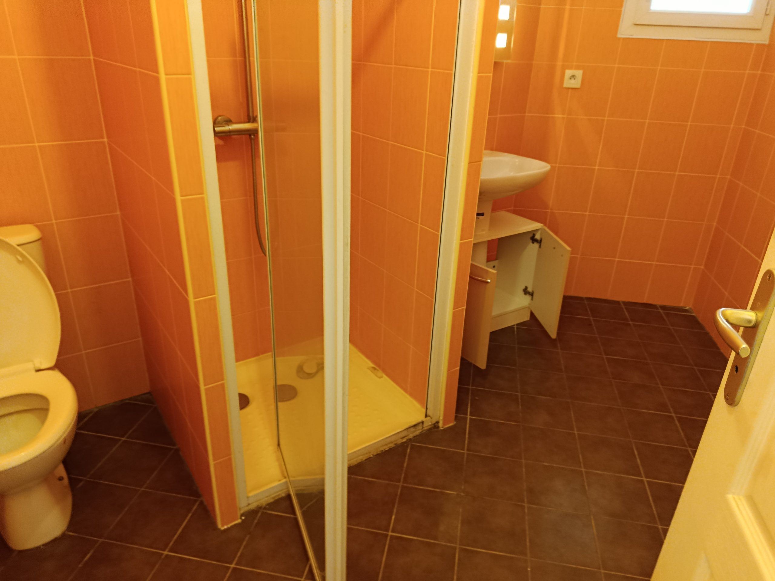 Avant — Salle de bains orange
